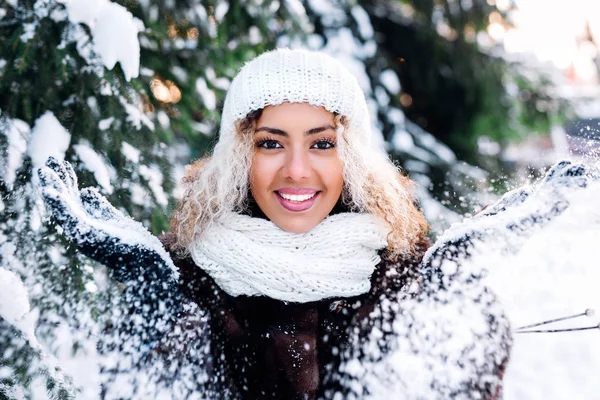 행복 한 겨울 헤어스타일 머리, 하얀 겨울 옷 눈이 시간에 거리에 재미와 즐거운 젊은 여자의 순간. 양성, 진정한 brightful 감정 표현 — 스톡 사진