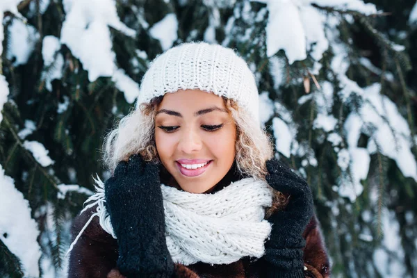 겨울 웃는 아름 다운 아프리카 미국 여자 야외 — 스톡 사진