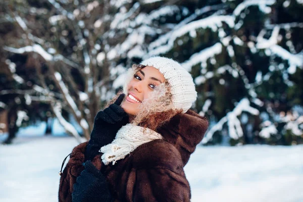 Καλό χειμώνα στιγμές χαρούμενη νεαρή γυναίκα με τα άφρο μαλλιά, λευκό χειμωνιάτικα ρούχα διασκέδαση στην οδό στο χιονίζει χρόνο. Εκφράζοντας την θετικότητα, αλήθεια brightful συναισθήματα — Φωτογραφία Αρχείου