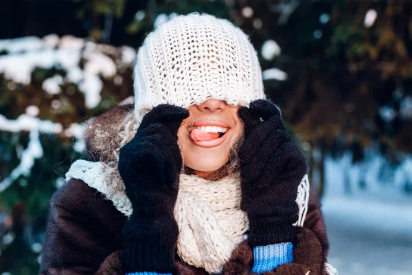 Hermosa joven afroamericana divirtiéndose en el parque de invierno —  Fotos de Stock