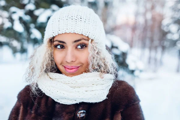 Close-up πορτρέτο του όμορφη νεαρή afro Αμερικανός γυναίκα στο δάσος του χειμώνα — Φωτογραφία Αρχείου