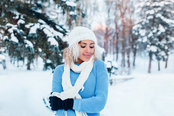 Felices momentos de invierno de alegre joven con pelo afro, ropa blanca de invierno divirtiéndose en la calle en tiempo de niebla. Expresando positividad, verdaderas emociones brillantes —  Fotos de Stock