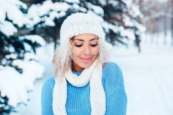Momentos felizes de inverno de jovem alegre com cabelo afro, roupas brancas de inverno se divertindo na rua no tempo de neve. Expressando positividade, verdadeiras emoções brilhantes — Fotografia de Stock