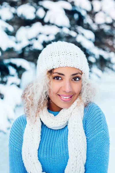 Happy winter moments of joyful young woman with afro hair, white winter clothes having fun on street in snowing time. Mengekspresikan positif, benar emosi terang — Stok Foto