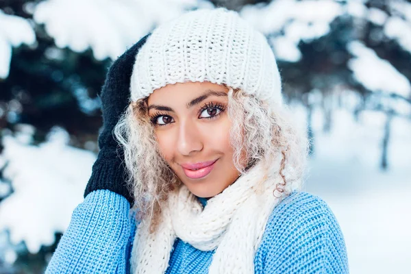 Καλό χειμώνα στιγμές χαρούμενη νεαρή γυναίκα με τα άφρο μαλλιά, λευκό χειμωνιάτικα ρούχα διασκέδαση στην οδό στο χιονίζει χρόνο. Εκφράζοντας την θετικότητα, αλήθεια brightful συναισθήματα — Φωτογραφία Αρχείου