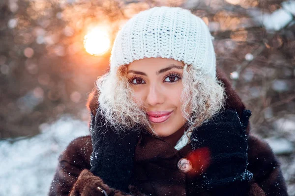 일몰에 겨울 숲에서 아름 다운 젊은 아프리카 미국 여자의 클로즈업 초상화 — 스톡 사진