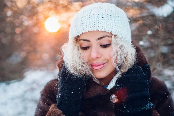 Retrato de cerca de una hermosa joven afroamericana en el bosque de invierno al atardecer —  Fotos de Stock