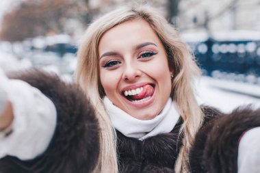 Güzel kız komik kış selfie şehir sokak alır