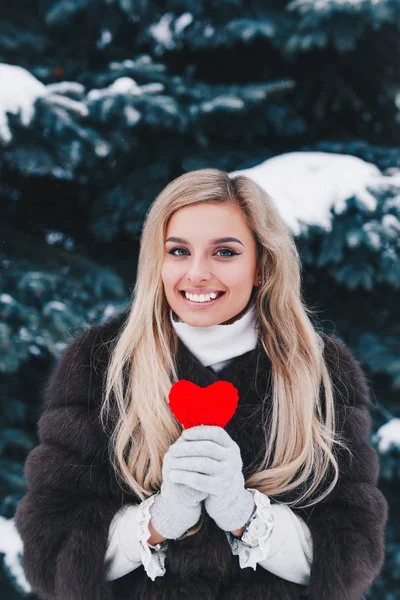 Inverno Sorrindo Mulher Com Coração Vermelho Suas Mãos — Fotografia de Stock