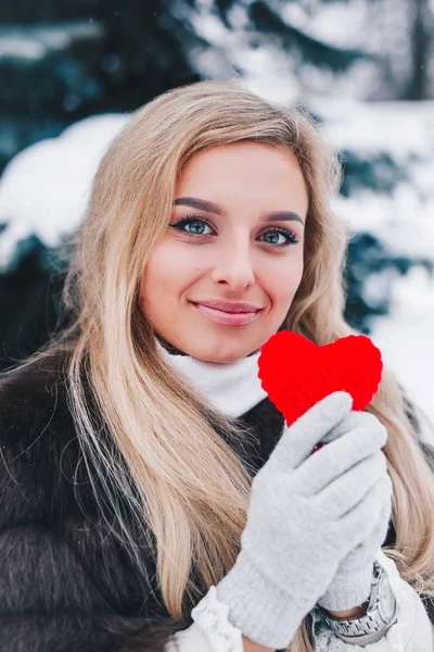 Retrato Una Bella Mujer Sonriente Bosque Sosteniendo Corazón Rojo San —  Fotos de Stock