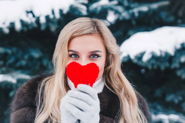 Portrét Krásné Usměvavé Ženy Lese Drží Červené Valentine Srdce Rukou — Stock fotografie