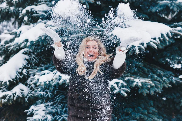 Natal Menina Retrato Livre Mulher Inverno Soprando Neve Parque — Fotografia de Stock
