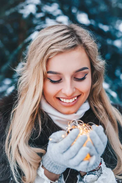 Retrato Natal Menina Bonita Floresta Inverno Com Luzes — Fotografia de Stock