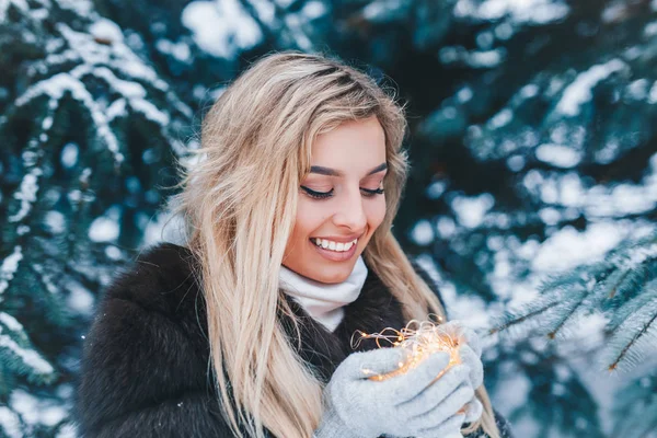 Retrato Natal Menina Bonita Floresta Inverno Com Luzes — Fotografia de Stock