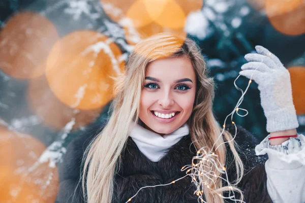 Retrato Natal Menina Bonita Floresta Inverno Com Luzes Bokeh — Fotografia de Stock