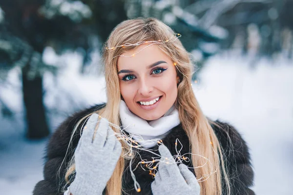 Retrato Natal Bela Jovem Floresta Inverno — Fotografia de Stock