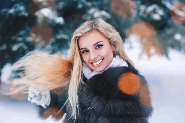 Retrato Natal Menina Bonita Floresta Inverno Com Luzes Bokeh — Fotografia de Stock