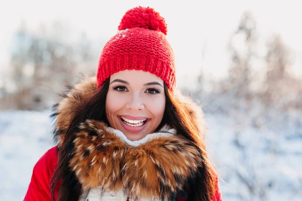 Retrato de joven hermosa mujer en invierno fondo al aire libre —  Fotos de Stock