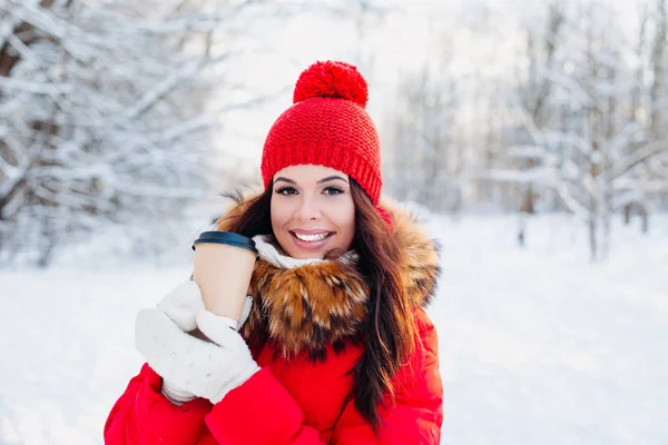 Porträt einer jungen schönen Frau im Winterpark. Kaffee trinken und das Leben genießen. — Stockfoto