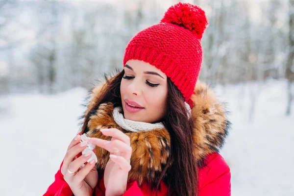 Chica protegiendo los labios con bálsamo labial en invierno —  Fotos de Stock