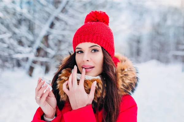 Mädchen schützt Lippen im Winter mit Lippenbalsam — Stockfoto