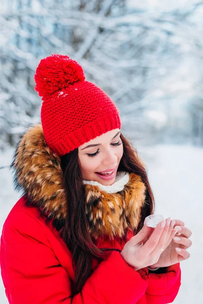 Chica protegiendo los labios con bálsamo labial en invierno —  Fotos de Stock
