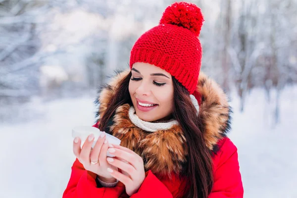 Mulher aplicando creme hidratante para hidratar a pele no inverno — Fotografia de Stock