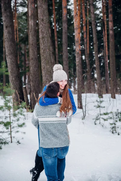 Amante jovem casal se divertindo na floresta de inverno  . — Fotografia de Stock