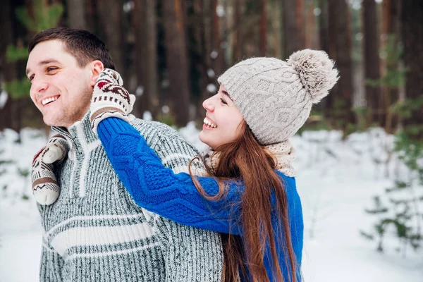 Amante jovem casal se divertindo na floresta de inverno  . — Fotografia de Stock