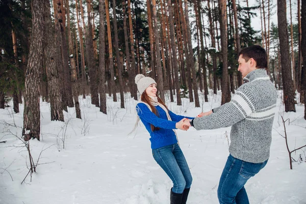 Jovem casal feliz se divertindo no parque de inverno - — Fotografia de Stock