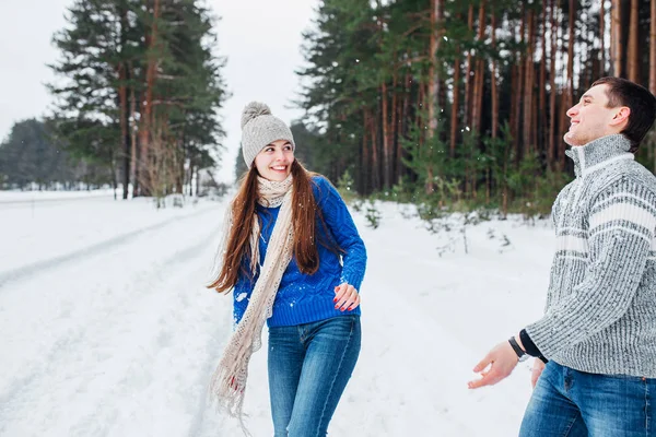 Amante jovem casal se divertindo na floresta de inverno  . — Fotografia de Stock