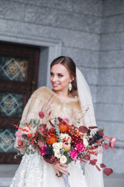 Genç güzel gelin düğün buket yan açık havada seyir ile.