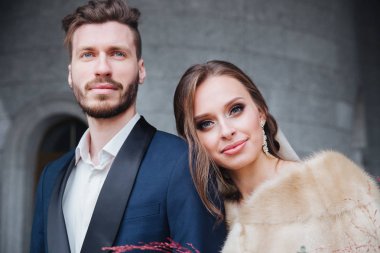 Evlilik çift kapalı birbirlerine sarılma. Yakın çekim portre düğün çift. Güzellik gelinle damat.