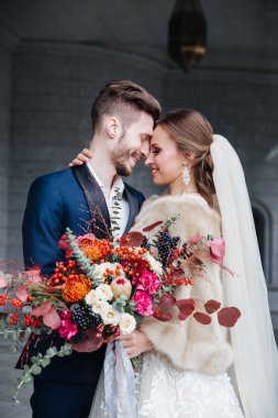 İnanılmaz gülümseyen bir düğün çifti. Güzel gelin ve şık damat.