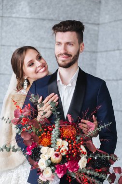 İnanılmaz gülümseyen bir düğün çifti. Güzel gelin ve şık damat.