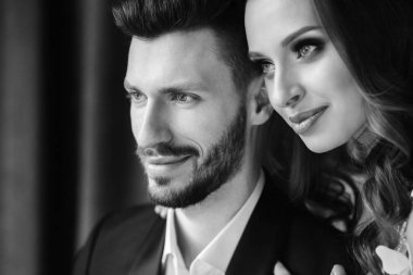 Evlilik çift kapalı birbirlerine sarılma. Yakın çekim portre düğün çift. Güzellik gelinle damat.