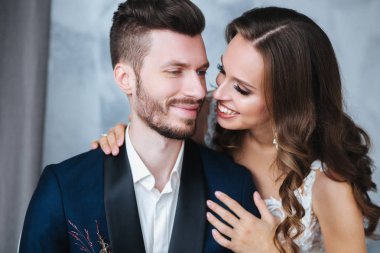 Evlilik çift kapalı birbirlerine sarılma. Yakın çekim portre düğün çift. Güzellik gelinle damat.