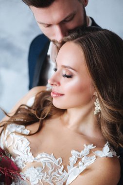 Evlilik çift kapalı birbirlerine sarılma. Çift ayıklayacaktır yakın çekim portresi. Güzellik gelinle damat.