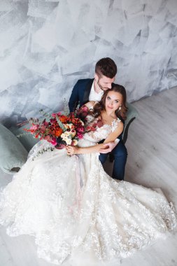 Evlilik çift kapalı birbirlerine sarılıyor. Studio beyaz elbiseli güzel model kız. Takım elbiseli adam. Güzellik gelinle damat