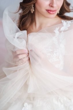 Gelinler ile dikey atış odakta eller. Düğün kavramları, Ayrıntılar, fikirler ve Temalar, Gelin sabah