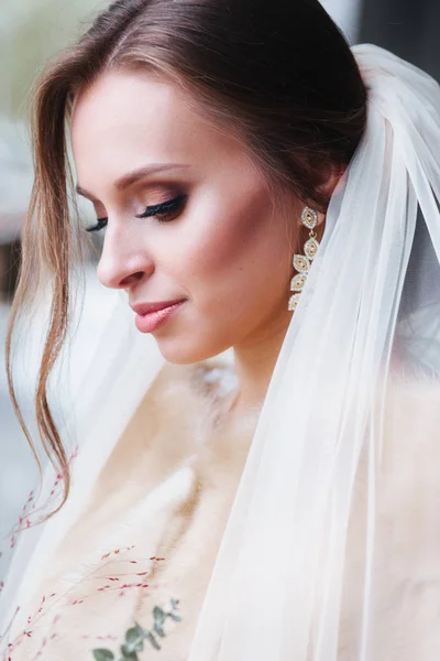 Skönhet närbild porträtt av bruden med lyx smink och frisyr utomhus — Stockfoto