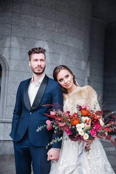 Novia y novio tomados de la mano en el día de su boda — Foto de Stock