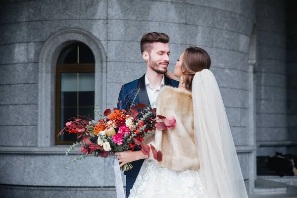 Gelukkig romantisch jong paar vieren hun huwelijk — Stockfoto