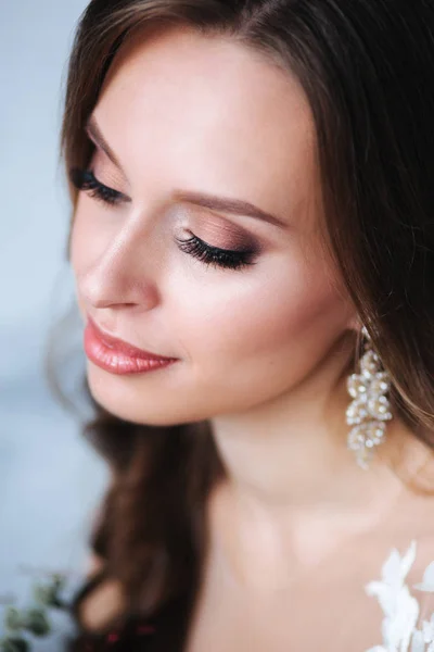 Mooie bruid. Bruiloft kapsel en make-up. — Stockfoto