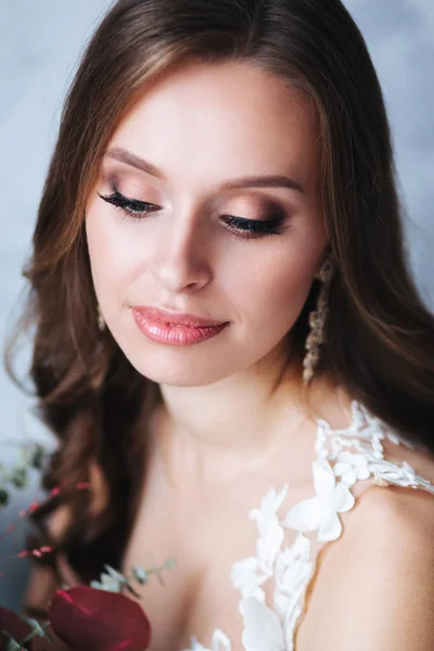 Hermosa novia. Peinado de boda y maquillaje . — Foto de Stock