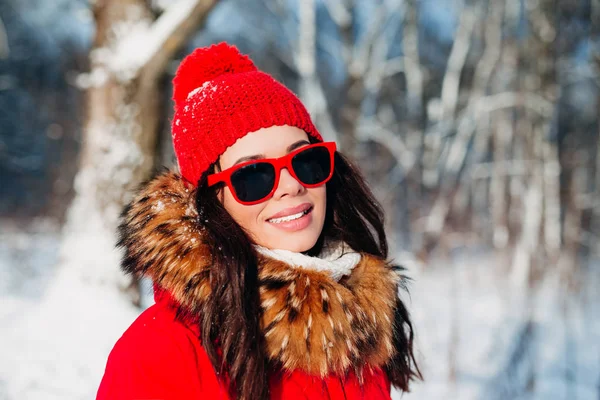 겨울 배경에 빨간 선글라스와 함께 웃는 여자 — 스톡 사진