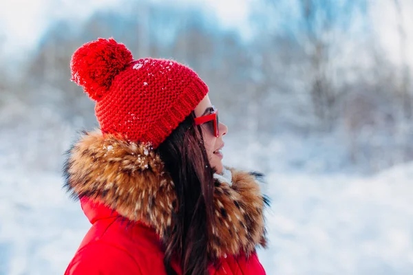 Mujer sonriente con gafas de sol rojas sobre fondo de invierno —  Fotos de Stock