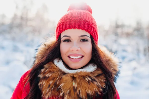 겨울 야외 배경에 빨간 옷에 젊은 아름 다운 여자의 초상화 — 스톡 사진