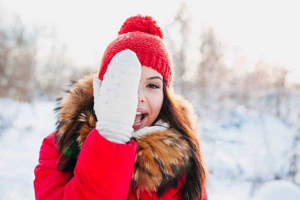 Retrato de joven hermosa mujer en ropa roja sobre fondo de invierno al aire libre —  Fotos de Stock