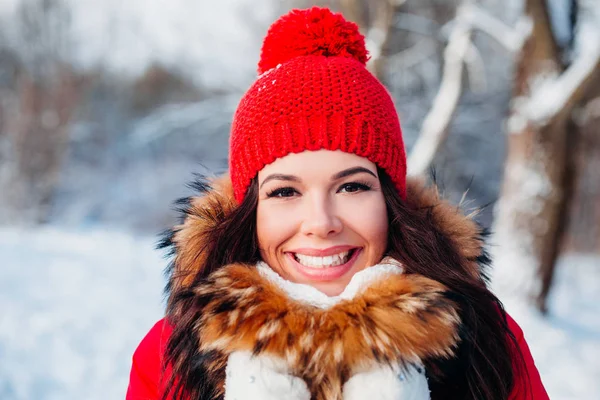 Портрет молодой красивой женщины в красной одежде на зимнем наружном фоне — стоковое фото